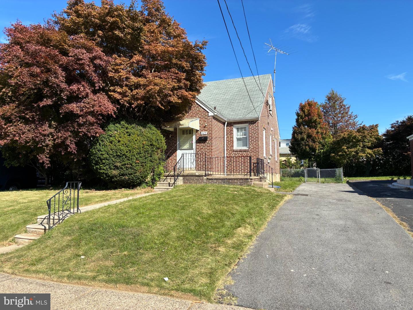 909 Lansing St — photo