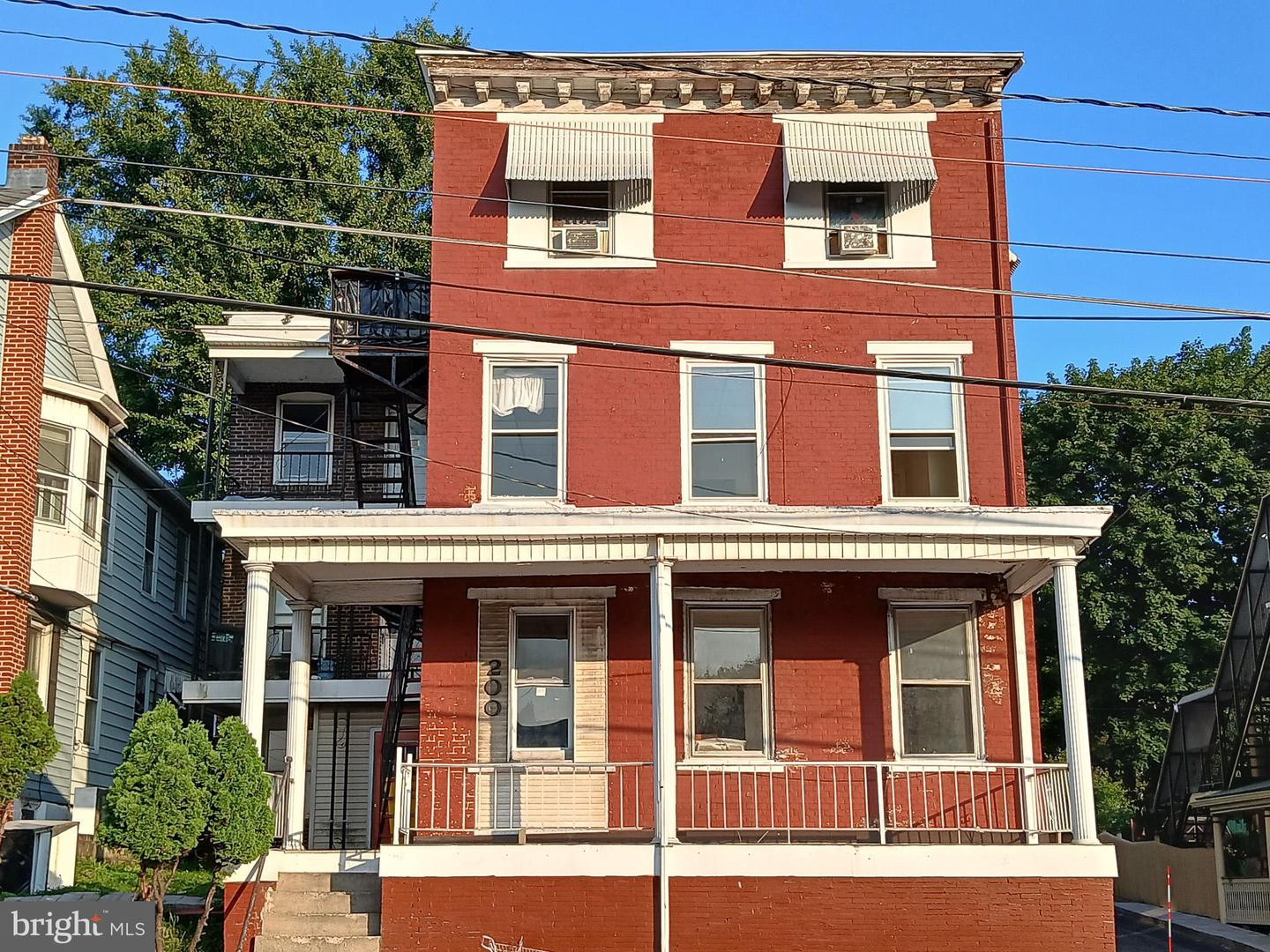 200 E Main St — photo