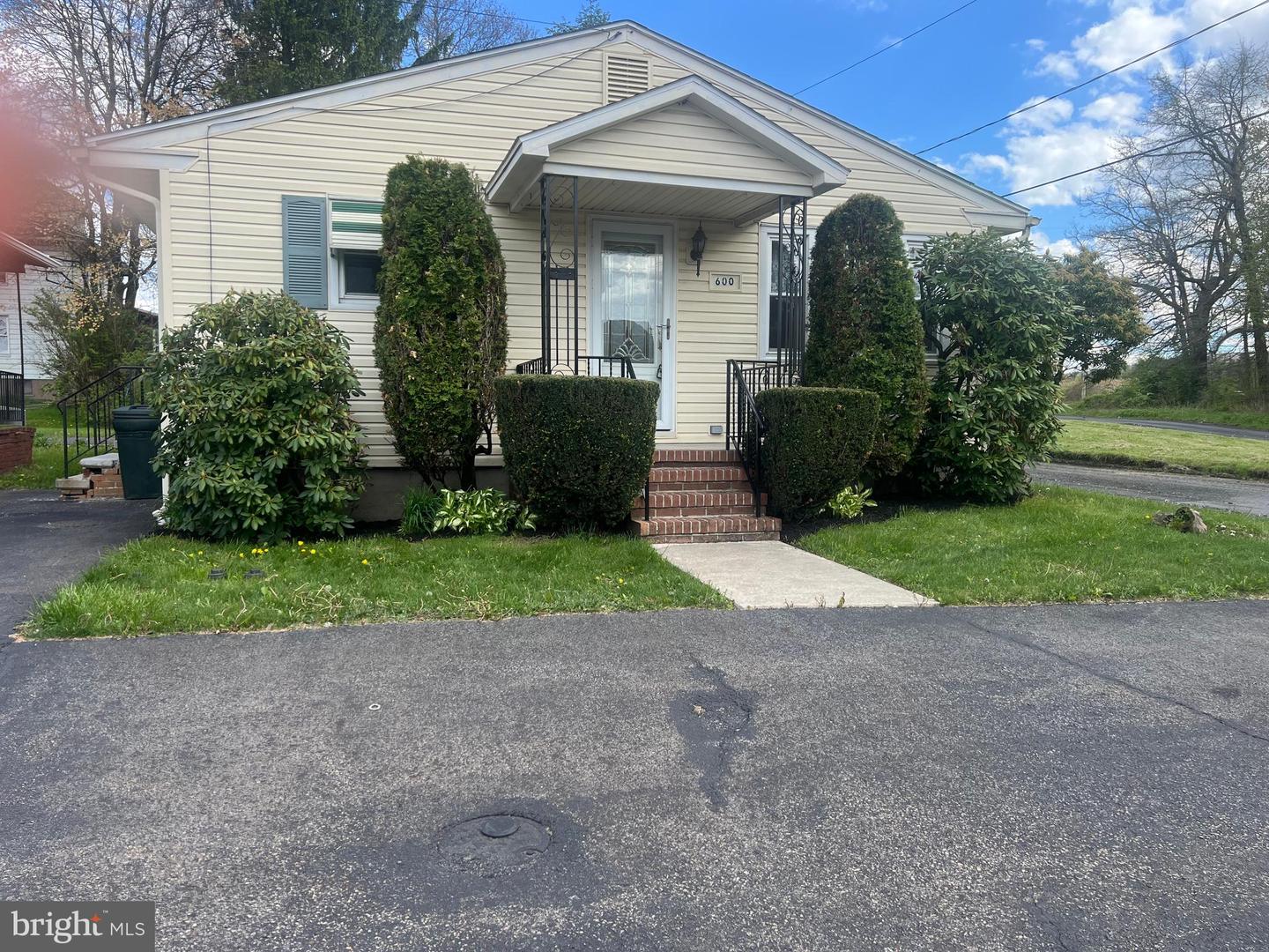 600 Altamont Blvd — photo