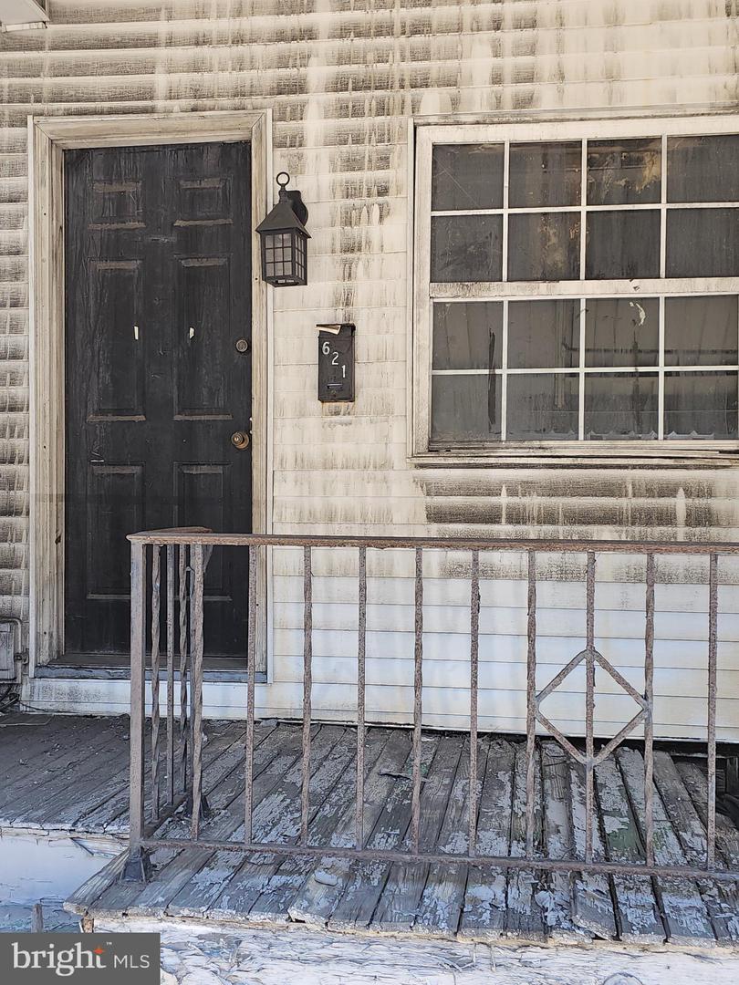 621 E Centre St — photo