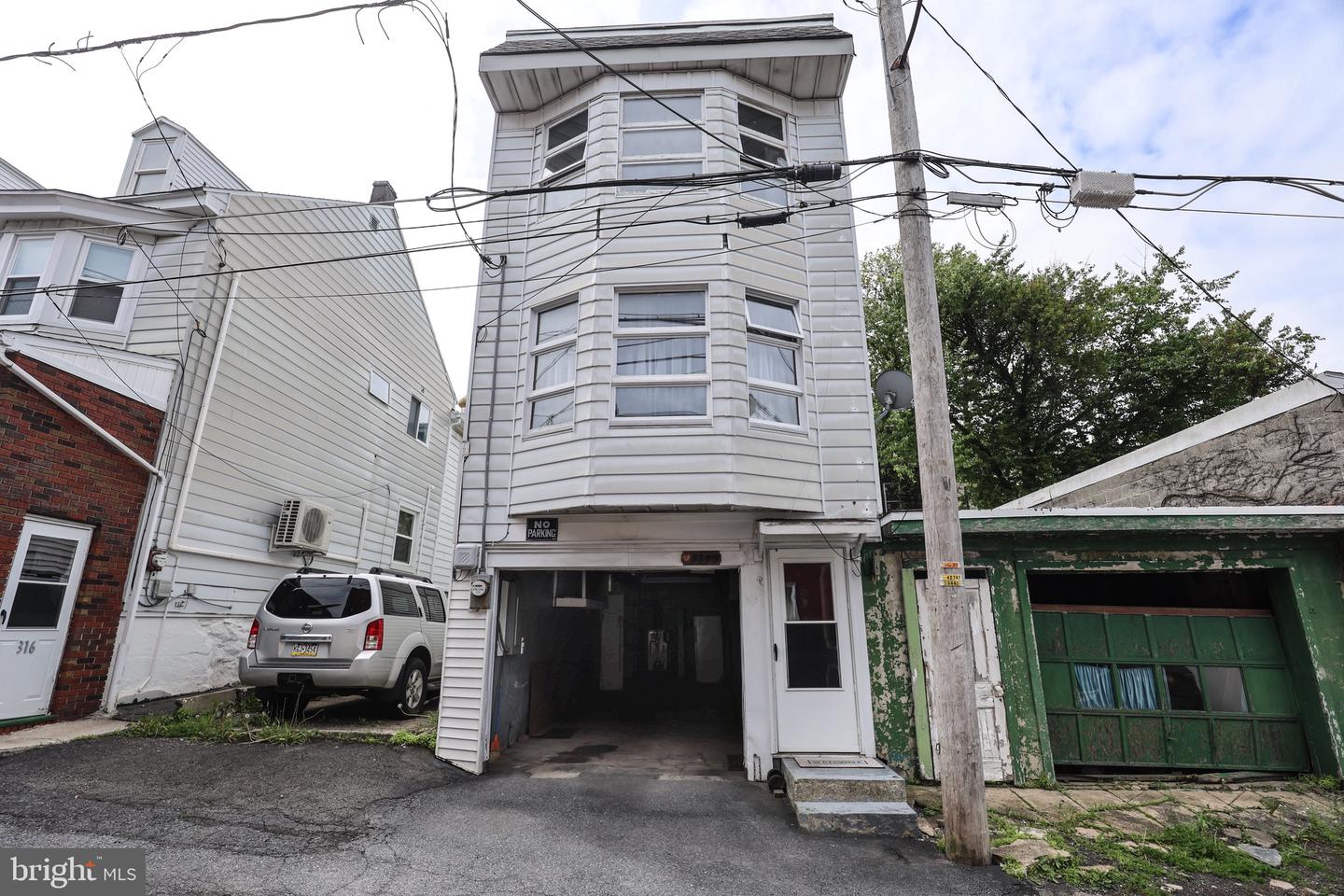 320 W New York St — photo
