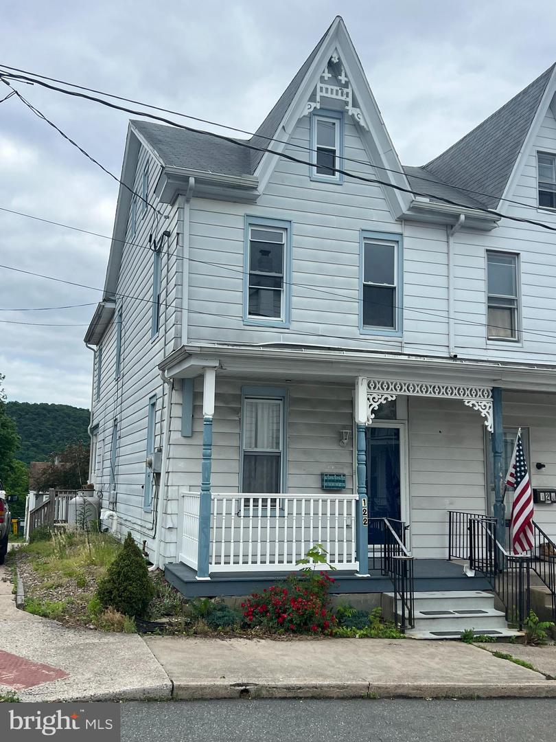 122 E Market St — photo