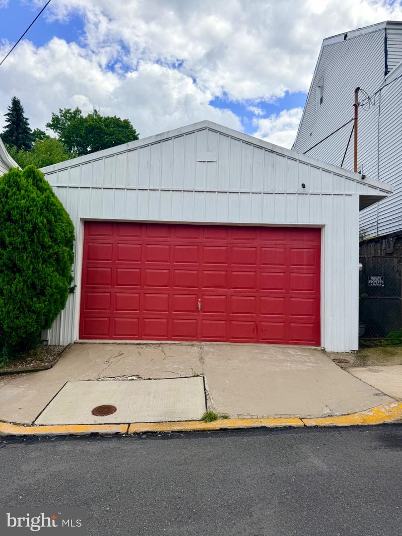 253 Laurel St — photo
