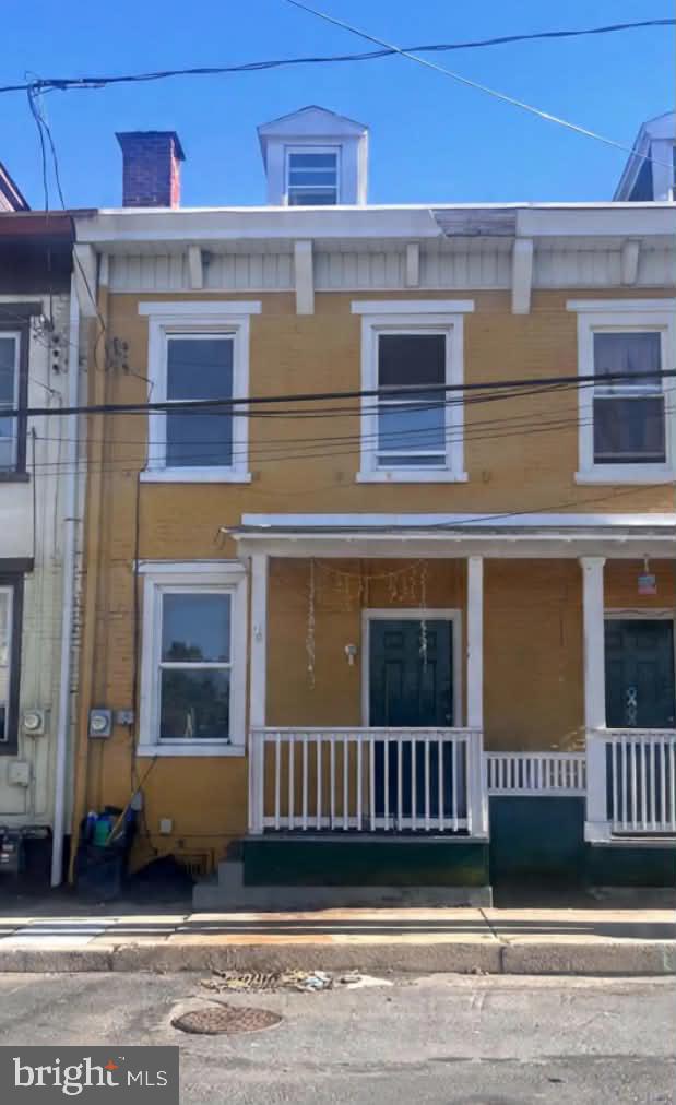 631 W Race St — photo