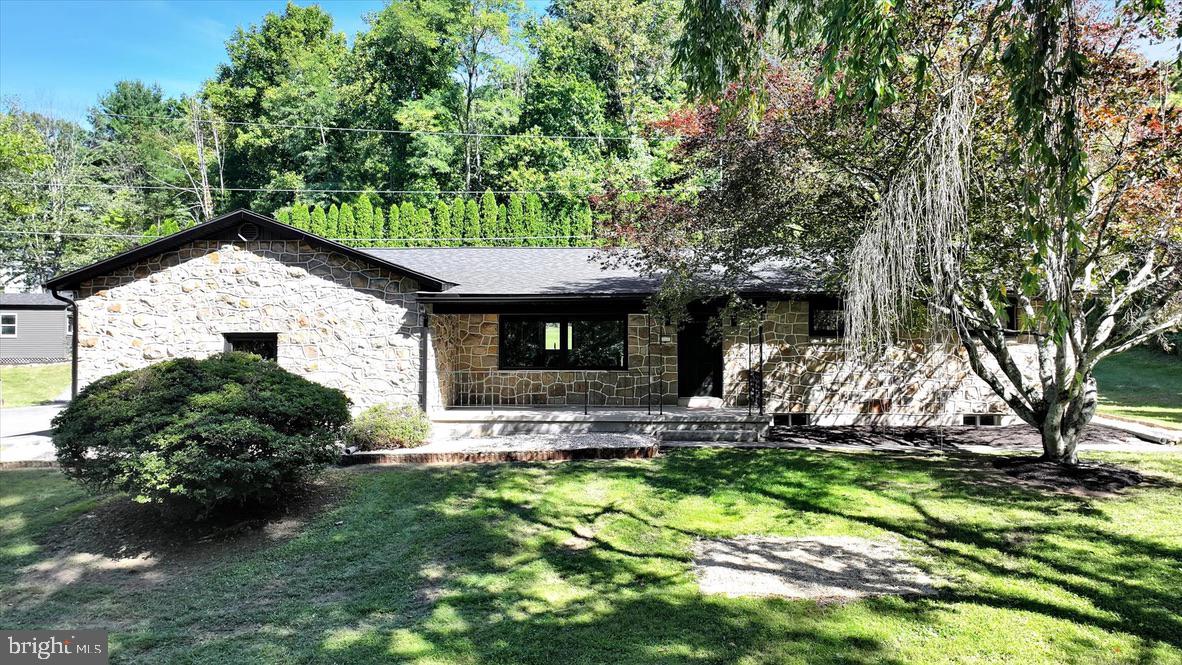 11 Locust Ln — photo
