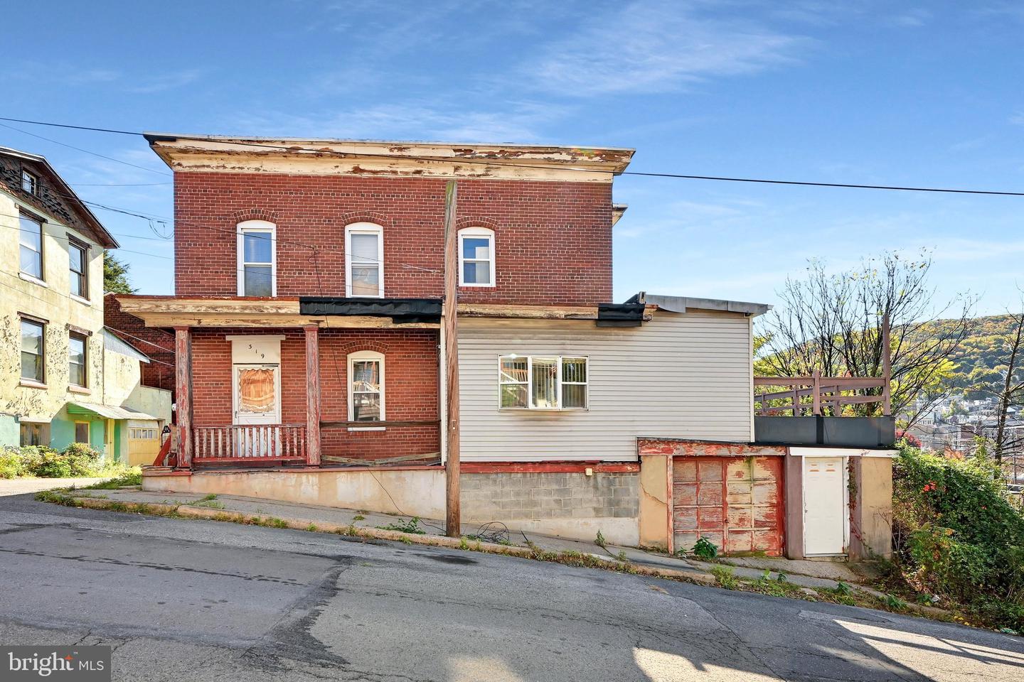 319 E Race St — photo