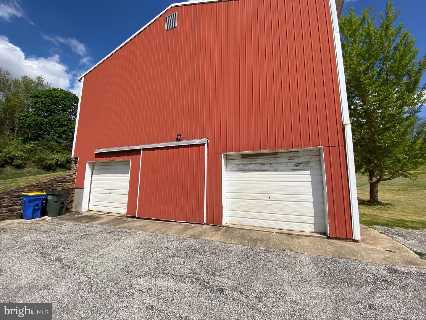 2422 Bridgeview Rd #Barn Storage — photo