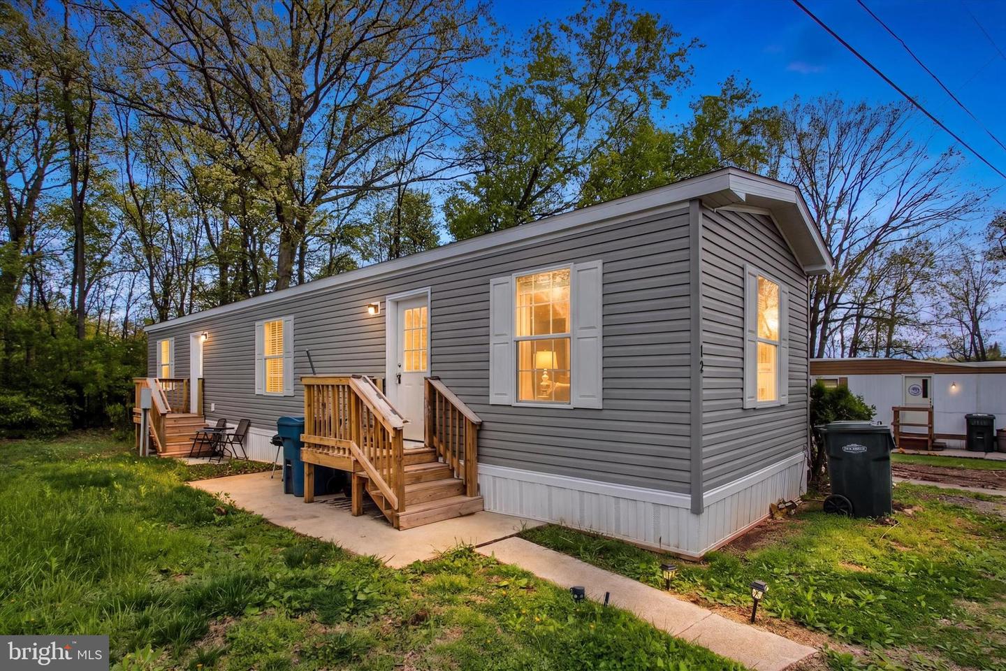 12 Mobile Dr — photo