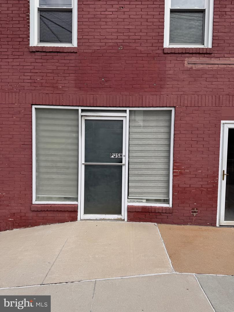 141-143 W Broadway — photo
