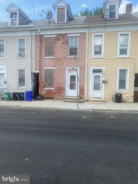 439 E Walnut St — photo