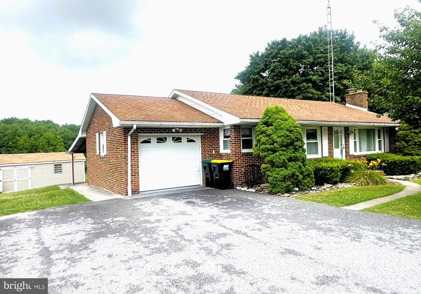 985 Fairview Dr — photo