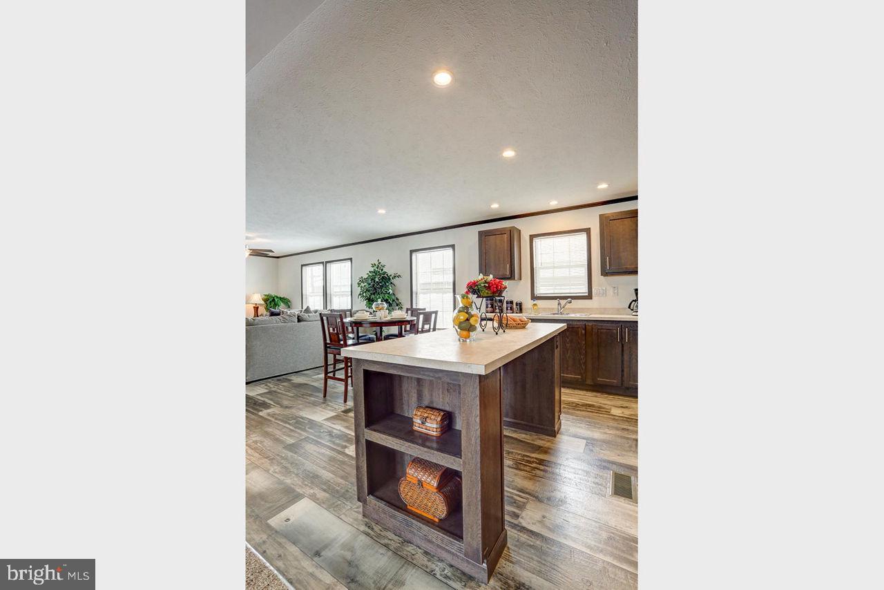 176 Omaha Ave — photo