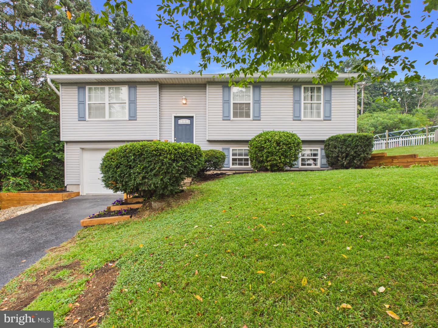 200 Canary Cir — photo