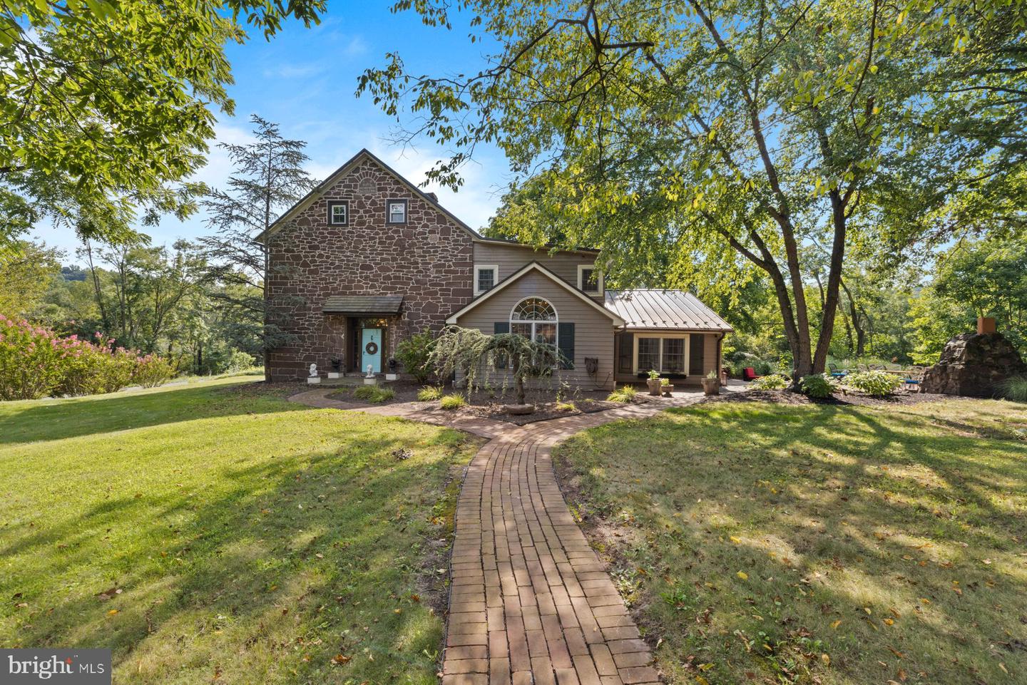 741 Wyndamere Rd — photo
