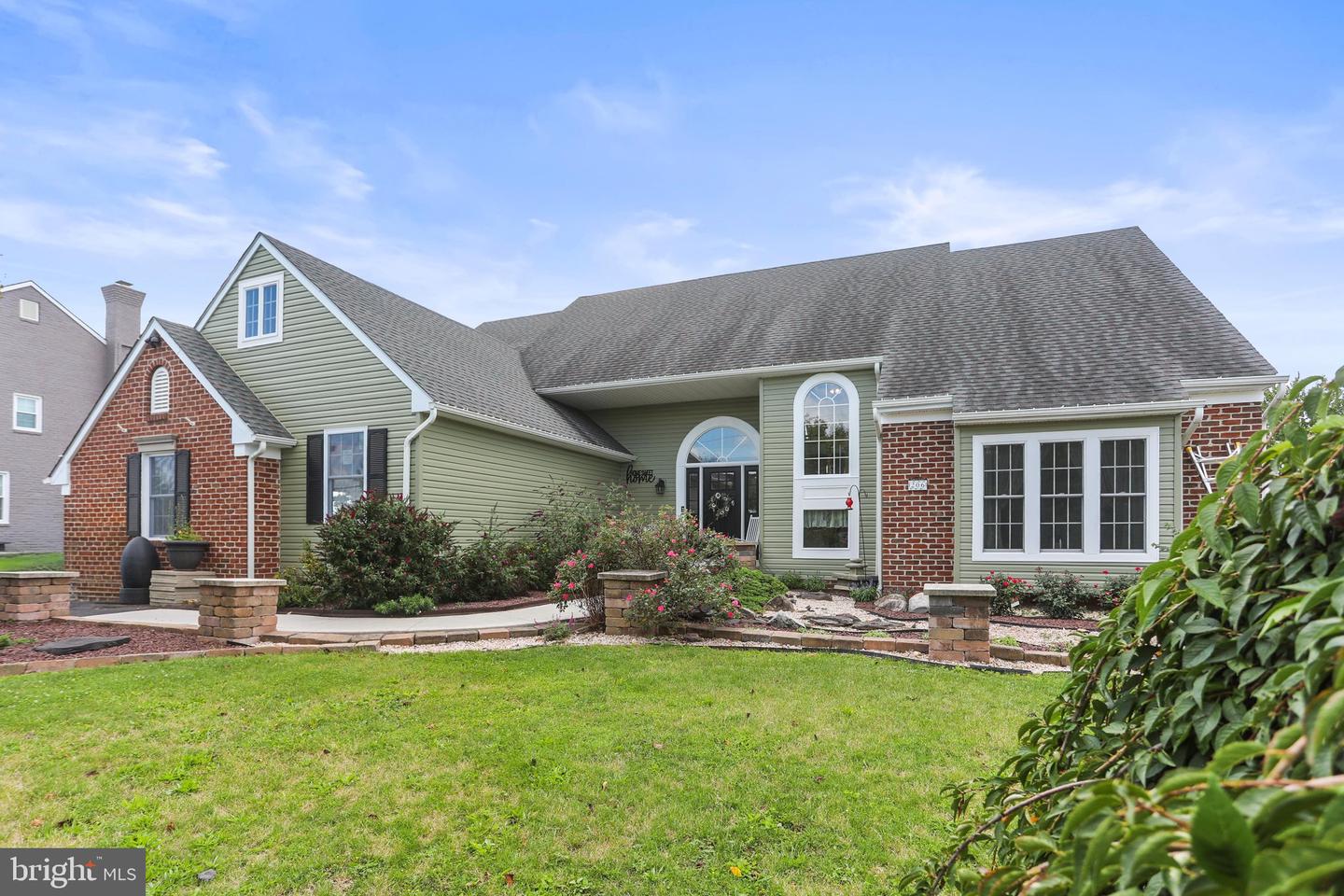 206 Fairview Dr — photo