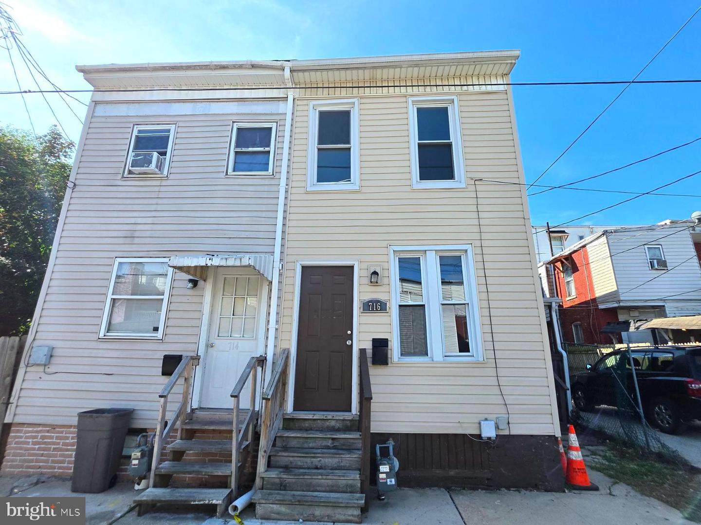 716 School Pl — photo
