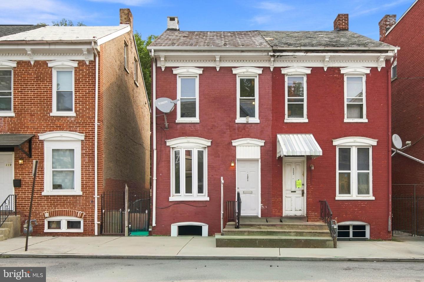 121 S West St — photo