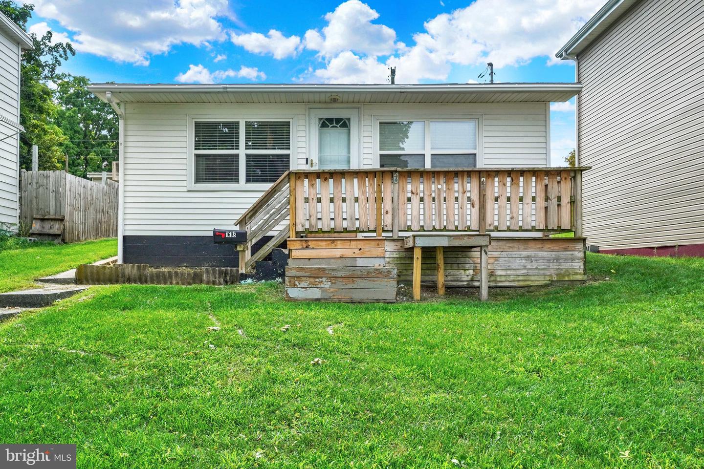 1608 W Poplar Ter — photo