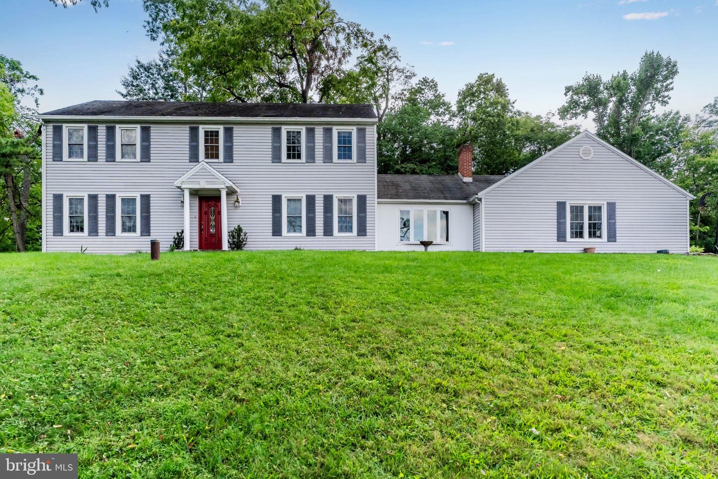 8 Holly Dr — photo