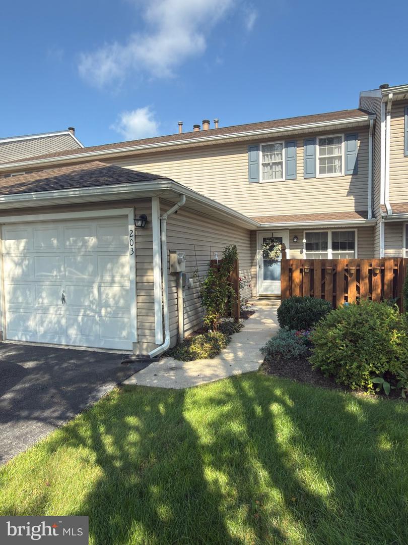 203 Pine Ct — photo