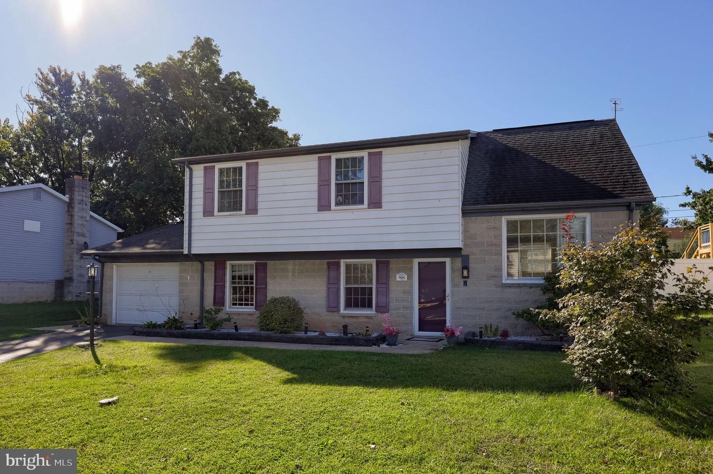 906 Northbriar Dr — photo