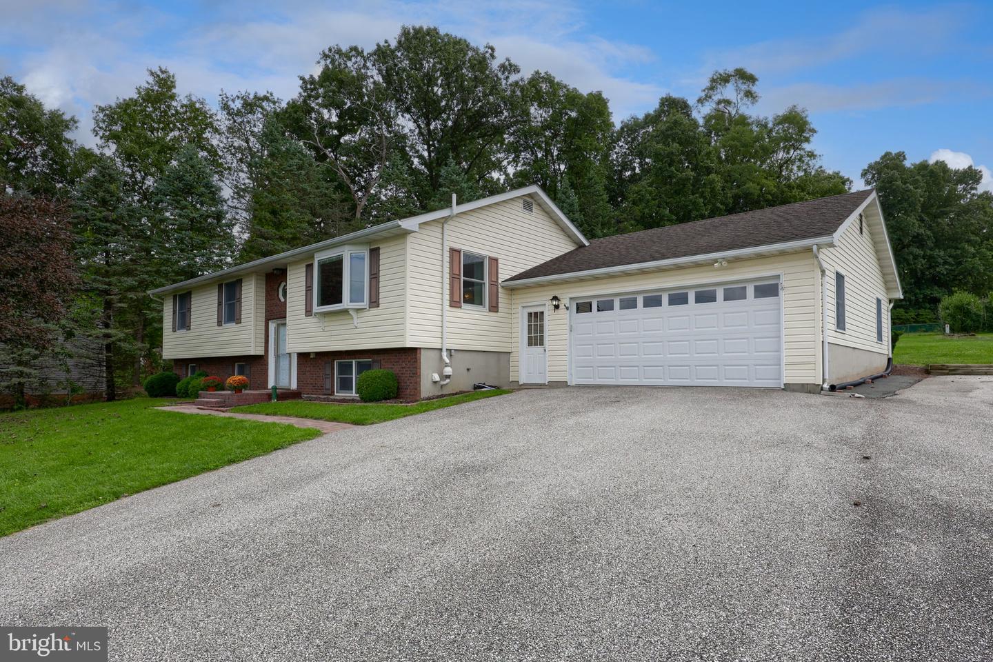 571 E Tolna Rd — photo
