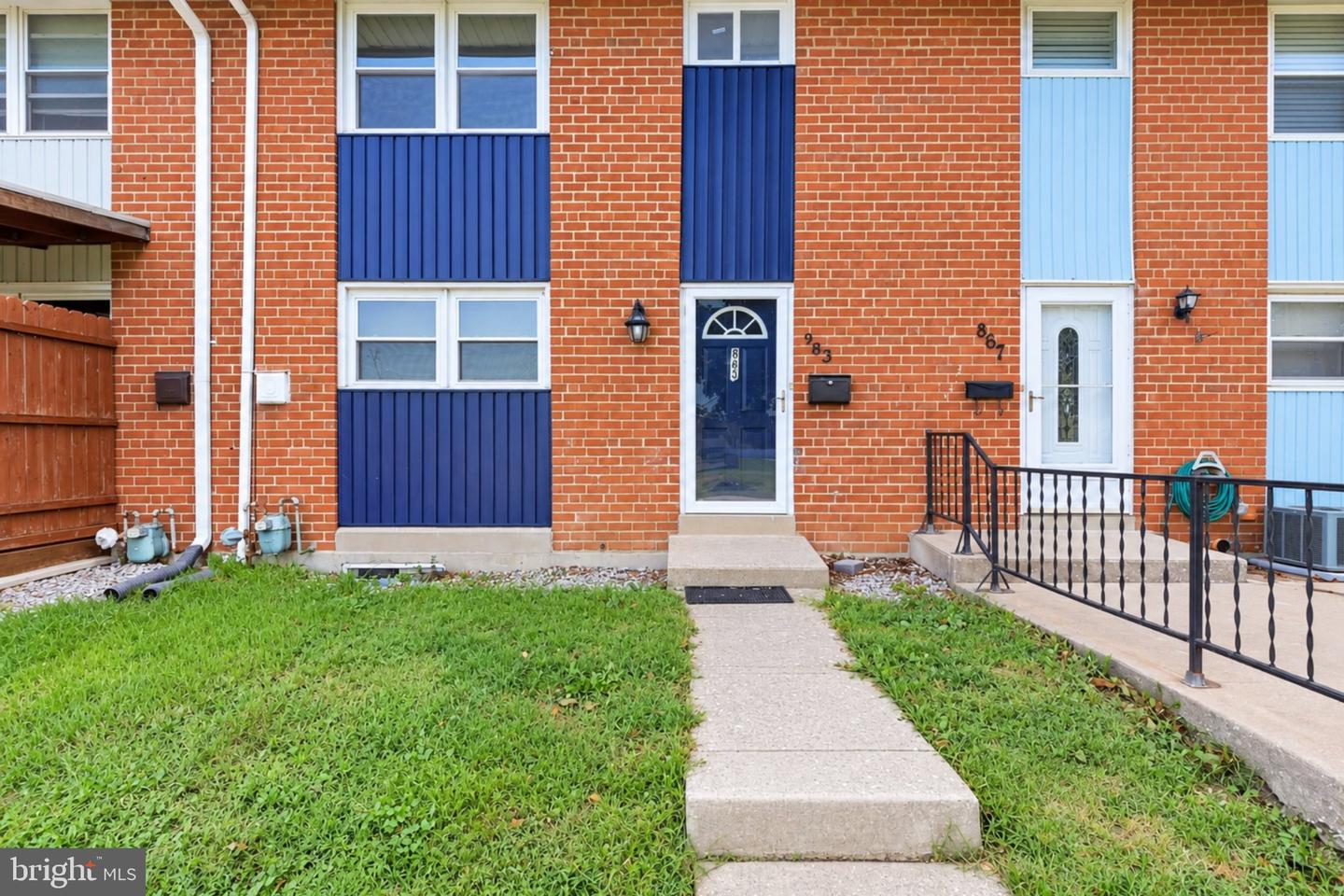 863 E Kings Ct — photo