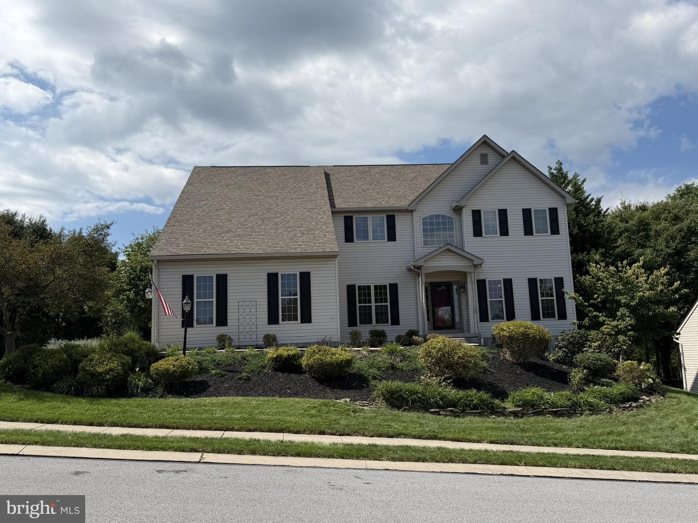 109 E Greenbriar Dr — photo