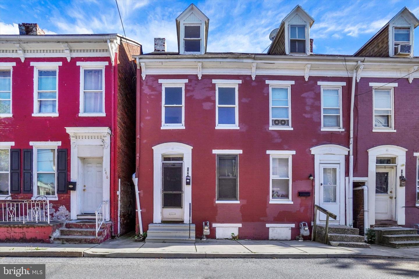 144 E Maple St — photo