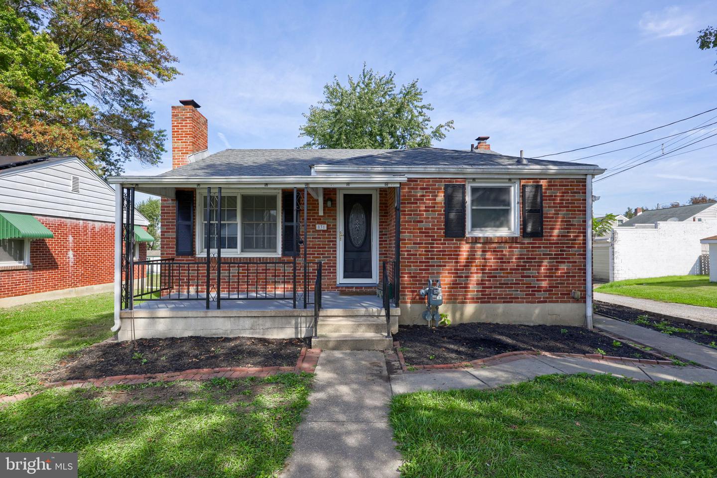 831 E Maple St — photo
