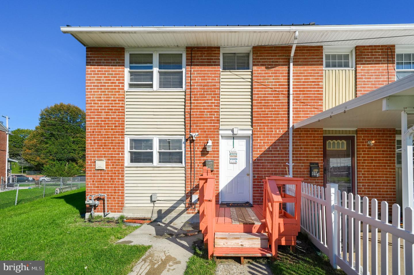 891 E Kings Ct — photo