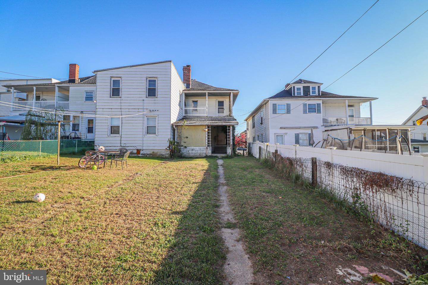 241 W High St — photo