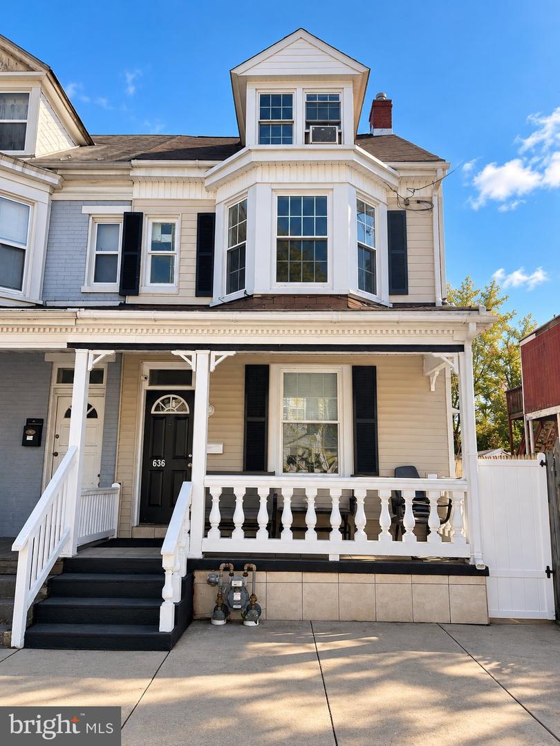636 W College Ave — photo