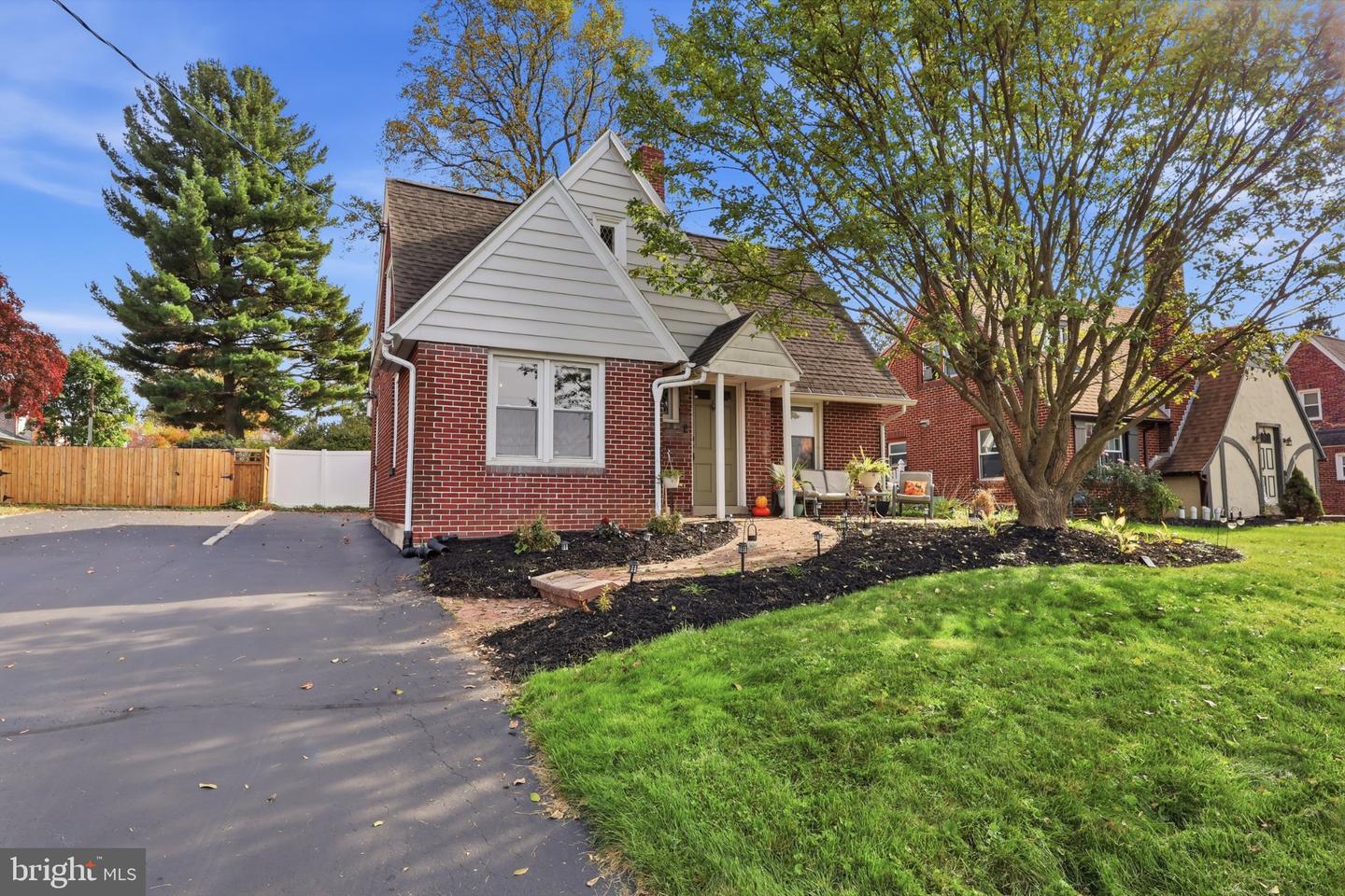 472 Edgehill Rd — photo