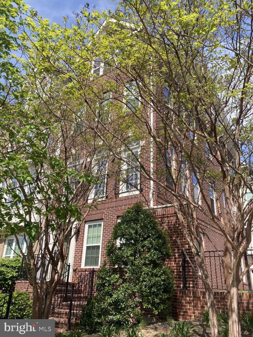 805 N Woodrow St — photo