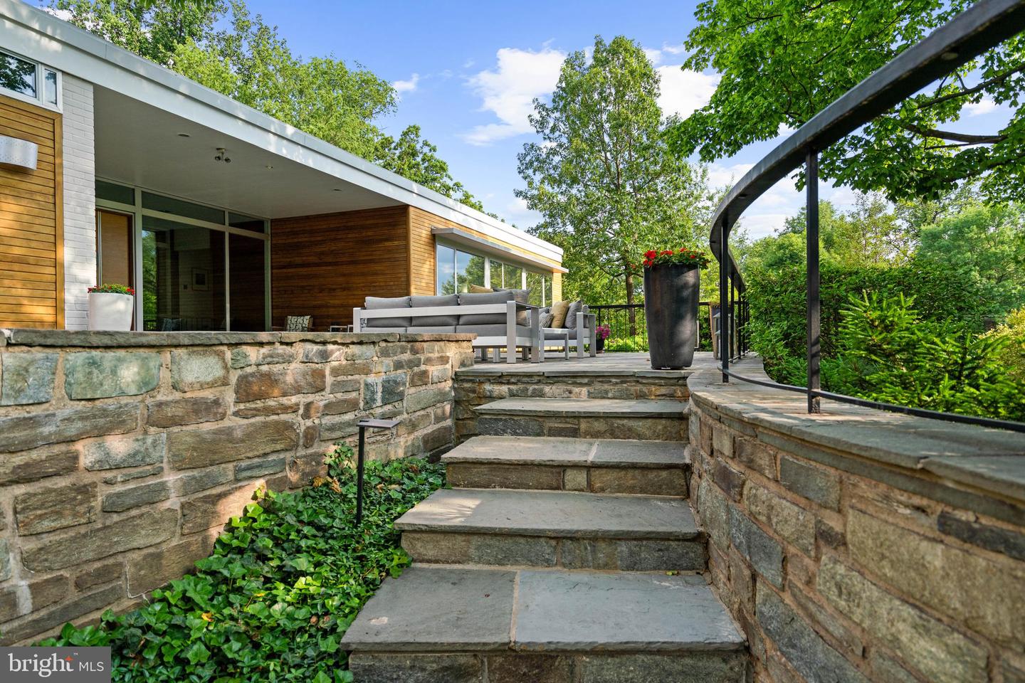 2533 N RIDGEVIEW ROAD, ARLINGTON VA 22207 — photo 2