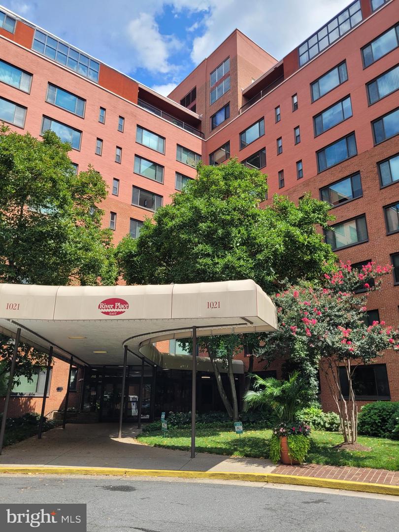1021 Arlington Blvd #713 — photo