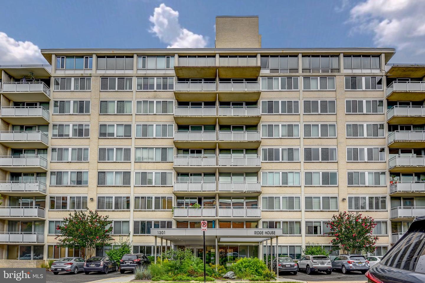 1301 S Arlington Ridge Rd #811 — photo