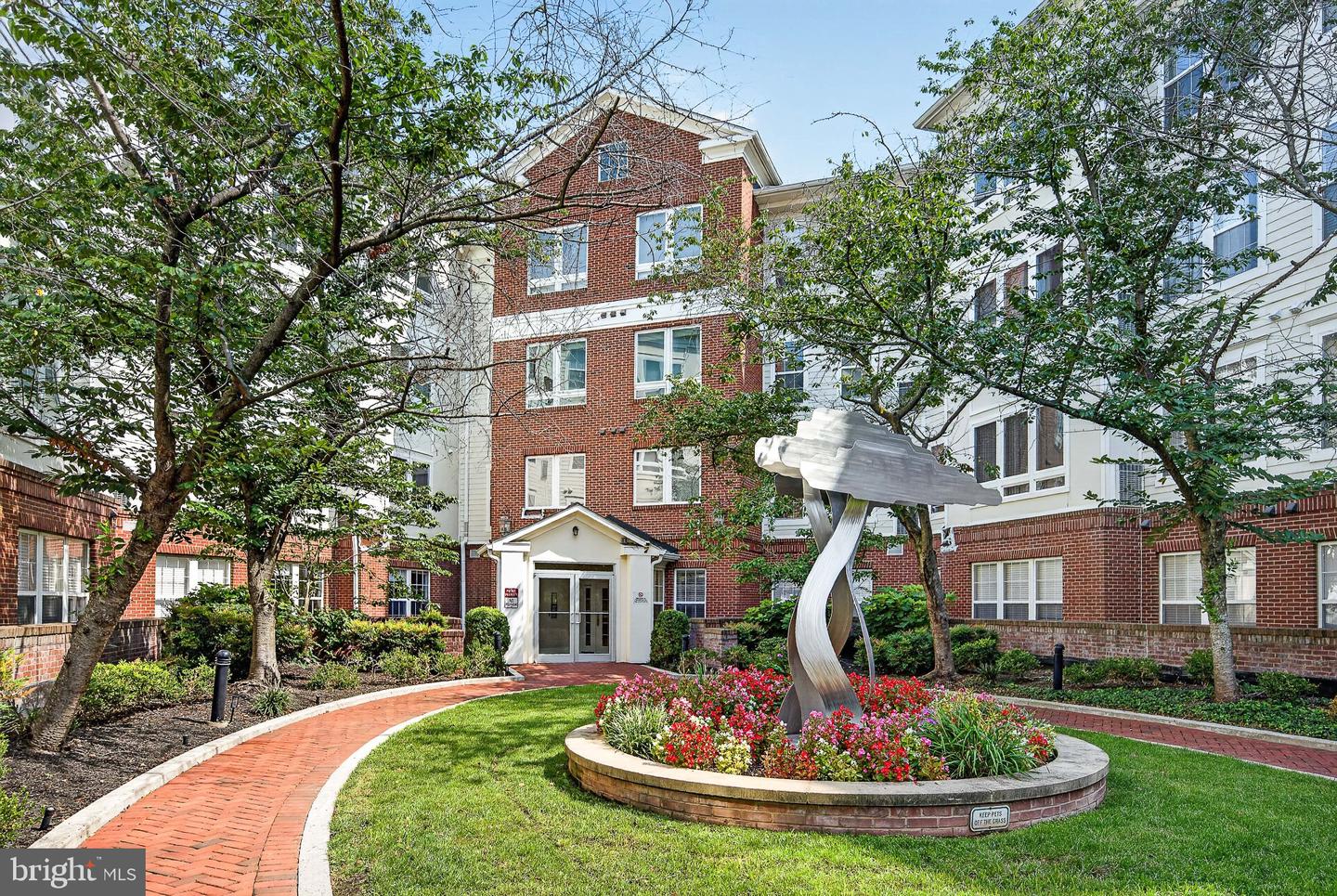 801 S Greenbrier St #404 — photo