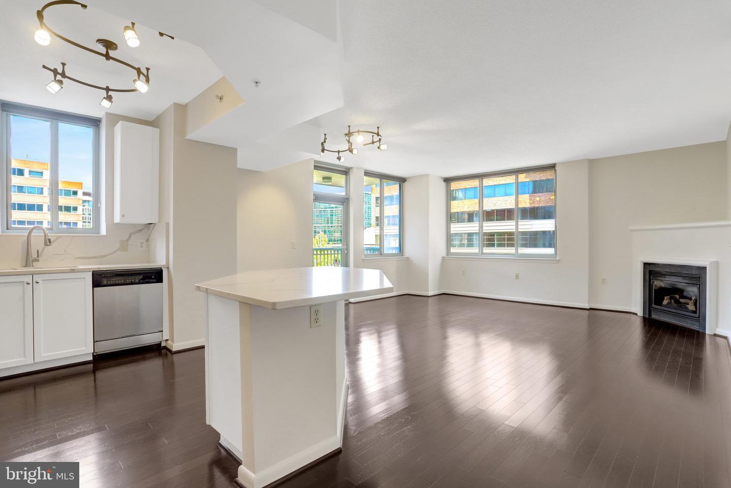 851 N Glebe Rd #311 — photo