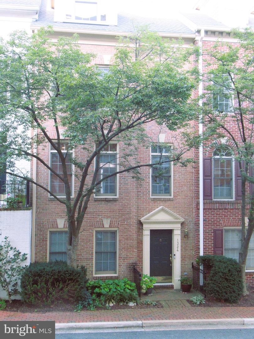 1324 Adams Ct — photo