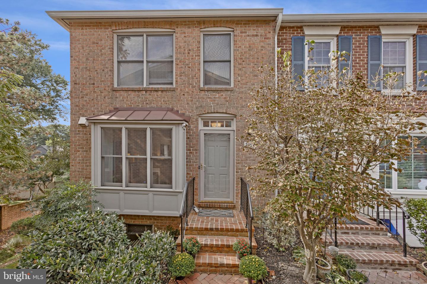 2105 N Tazewell Ct — photo
