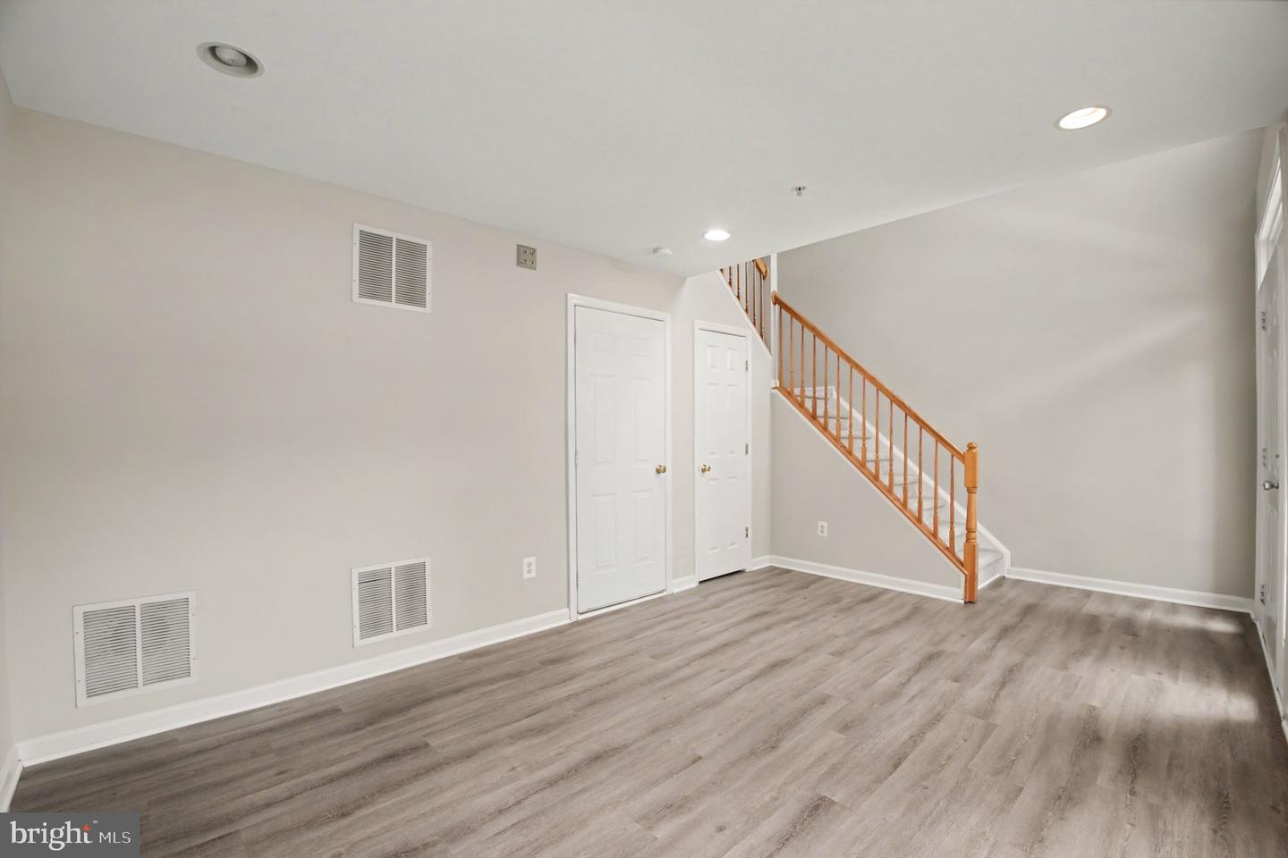 100 Meadows Ln — photo