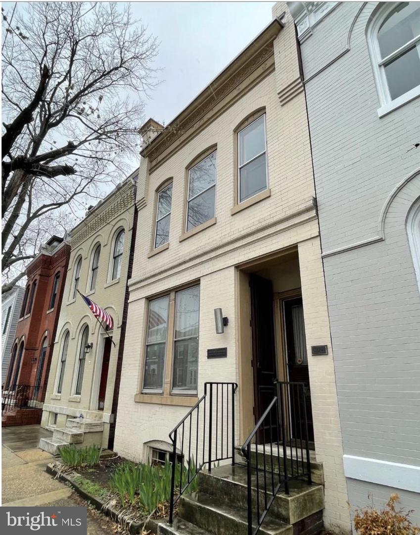 209 S Alfred St — photo