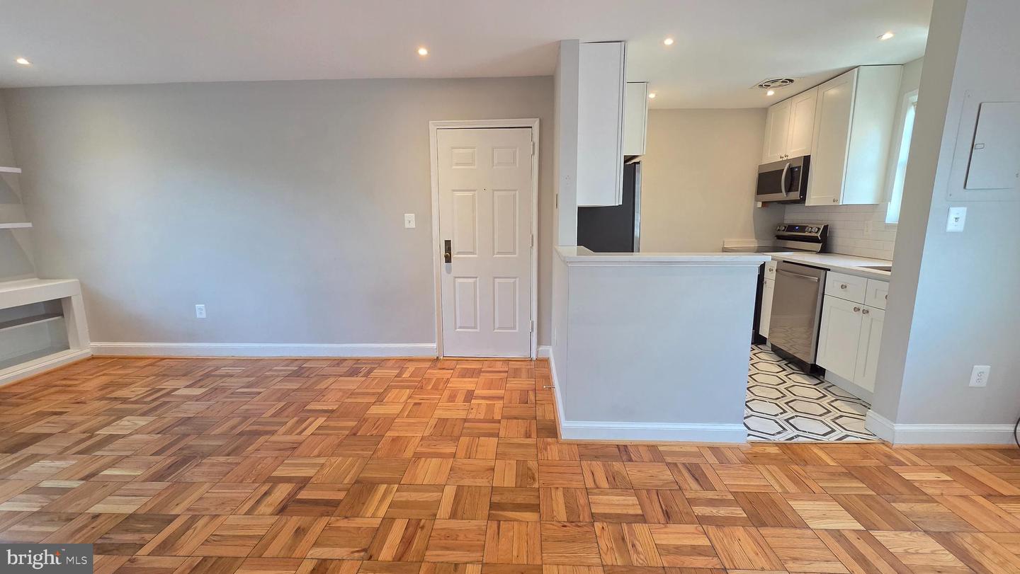 1734 W Abingdon Dr #303 — photo