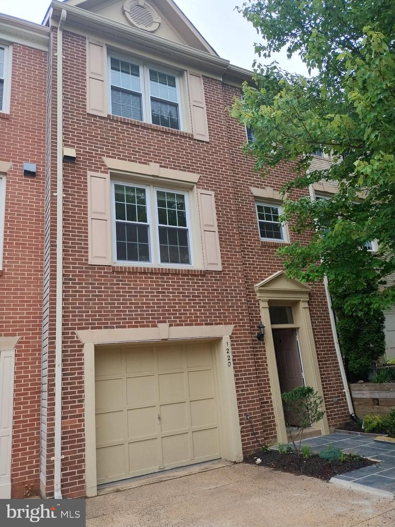 1220 Quaker Hill Dr — photo