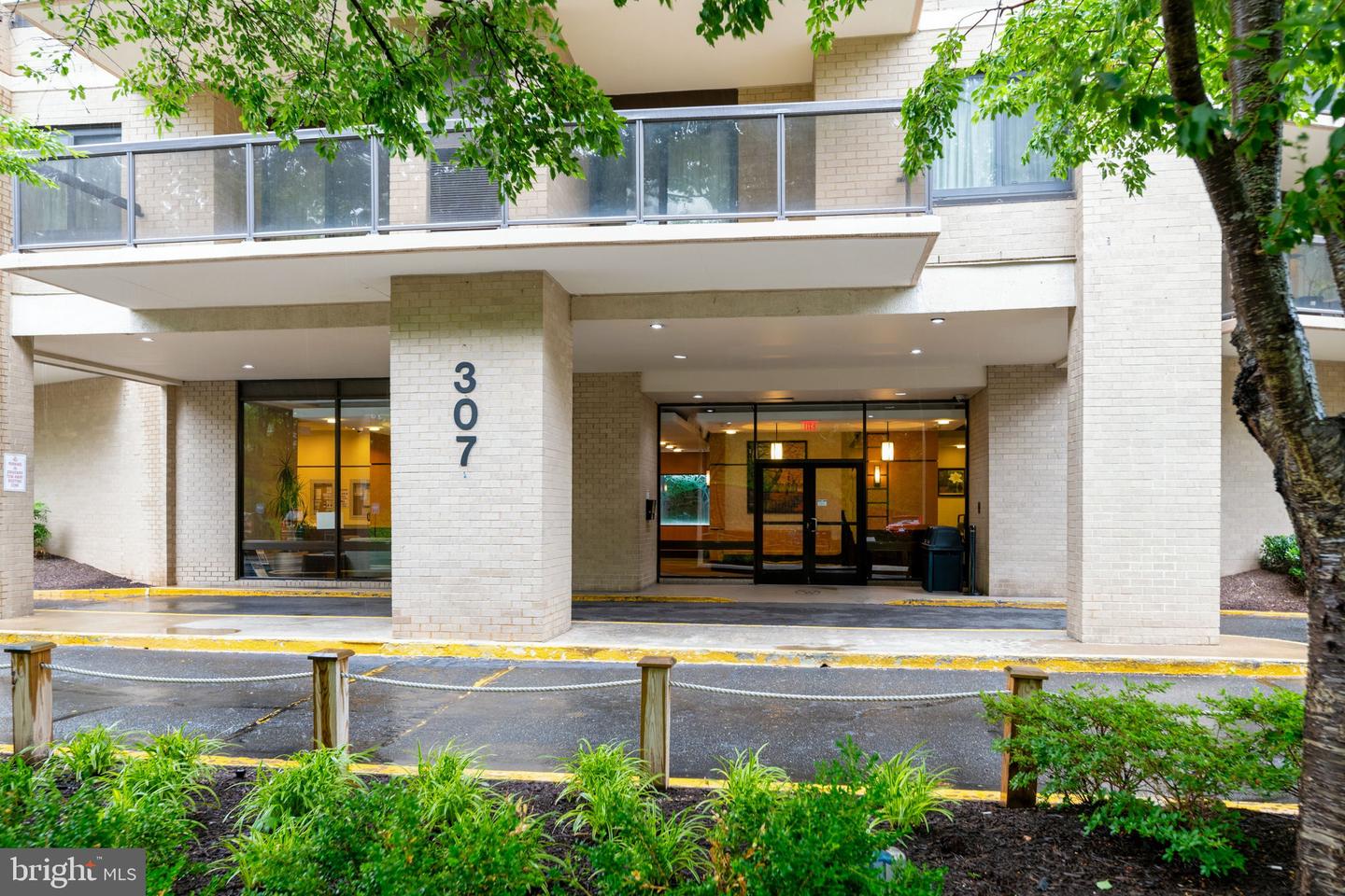 307 Yoakum Pkwy #512 — photo