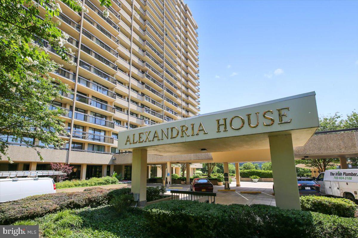 400 Madison St #1804 — photo