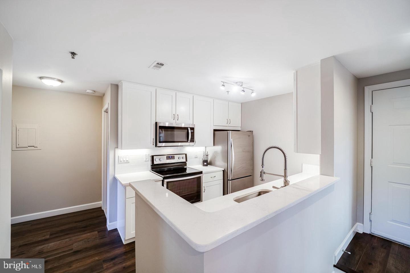 1100 Quaker Hill Dr #205 — photo