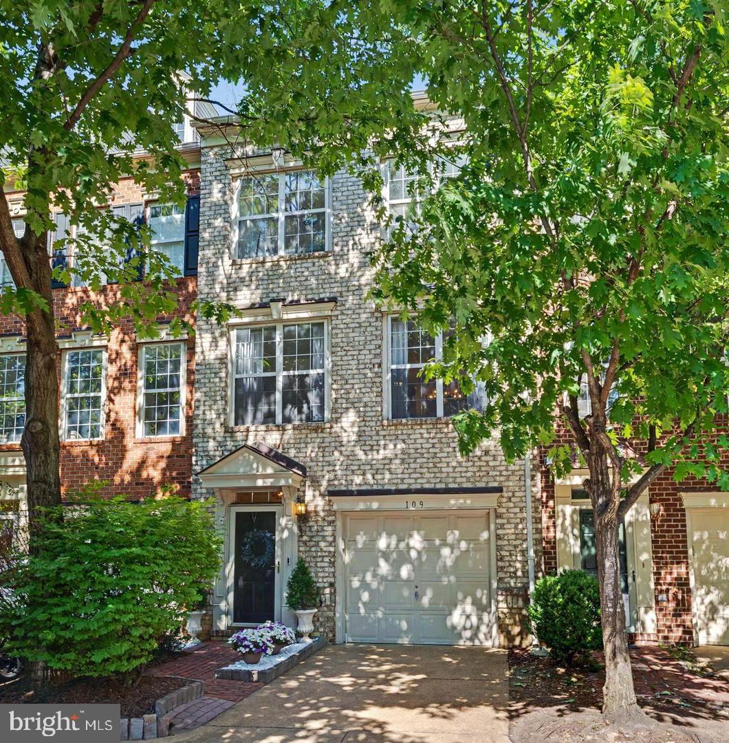 109 Martin Ln — photo